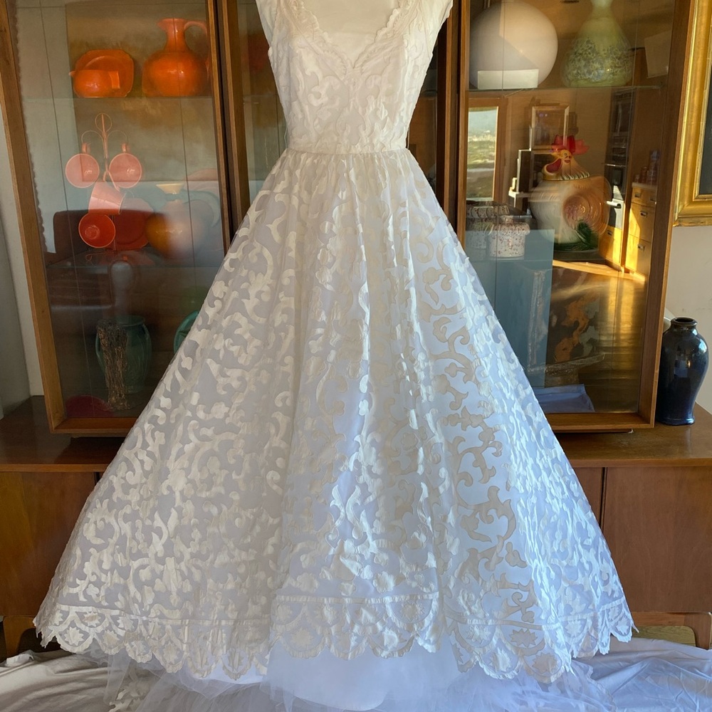 Oscar de la Renta Bridal Gown - Picture 10 of 15